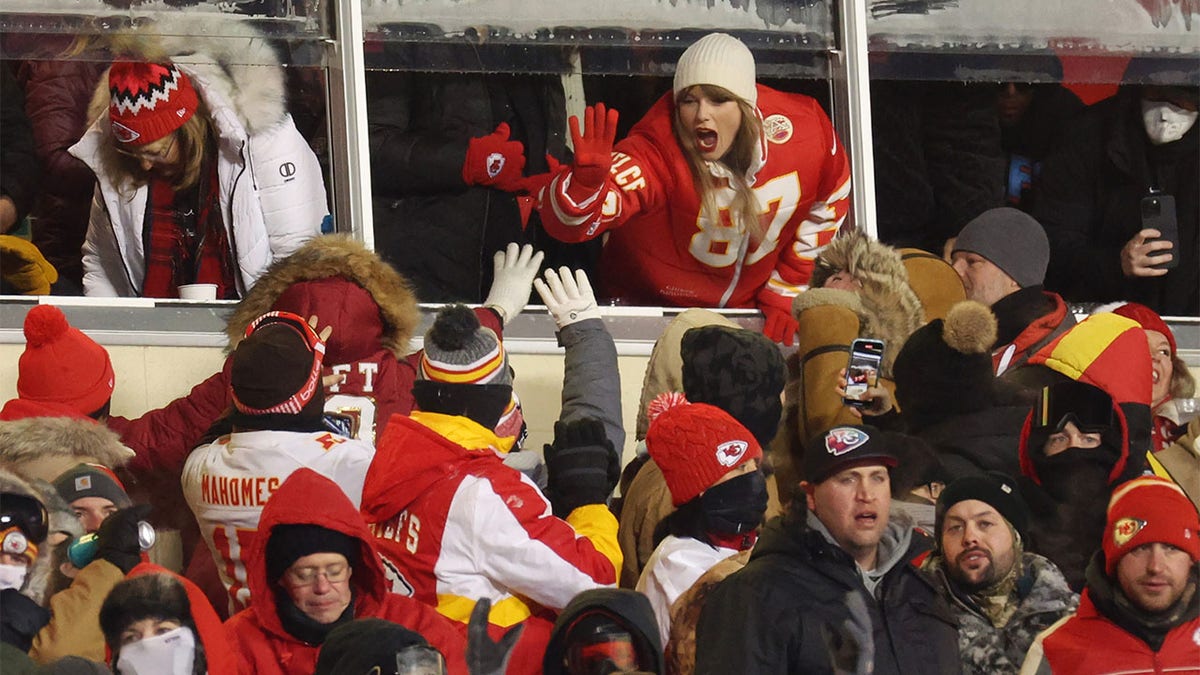 Taylor Swift booed by Buffalo fans at Travis Kelce’s game