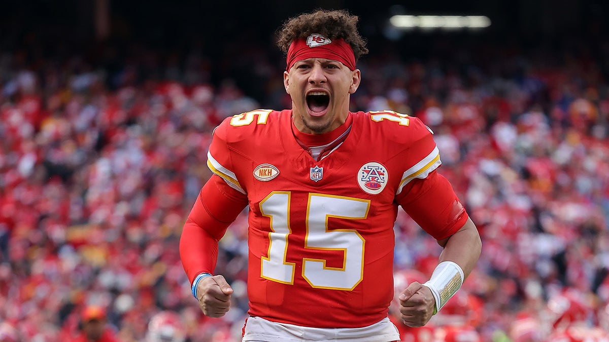 Patrick Mahomes knows who he’d be if he played basketball: ‘Just like Steph Curry’