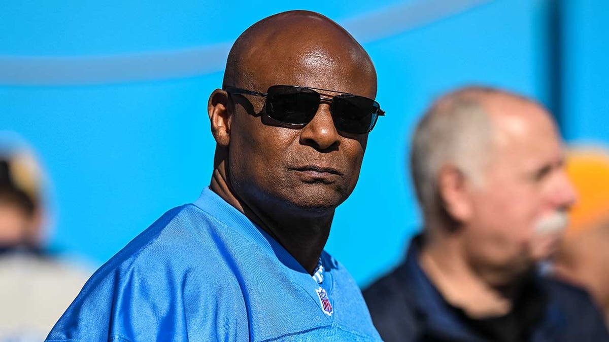 NFL great Warren Moon lowers temperature on Patrick Mahomes-Tom Brady comparisons: ‘It’s a bit too early’