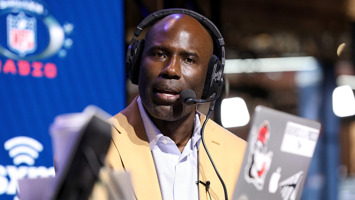 Video shows Terrell Davis getting taken off United Airlines flight by FBI agent