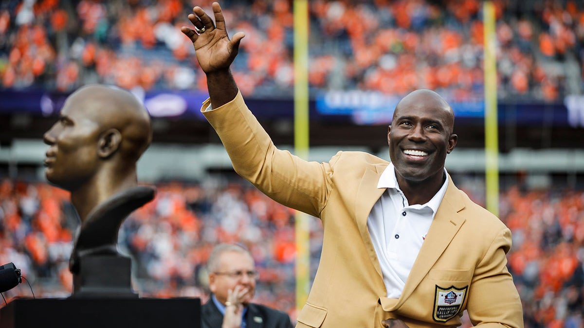 Video shows Terrell Davis getting taken off United Airlines flight by FBI agent