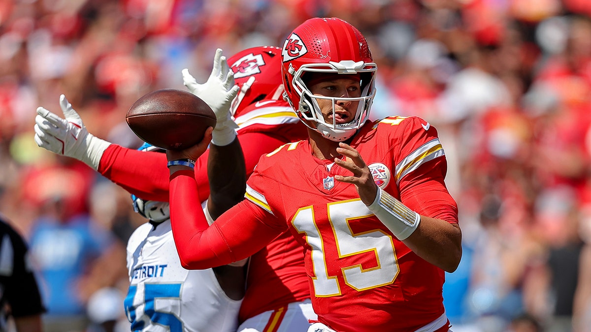 Patrick Mahomes shocks Chiefs crowd with ridiculous behind-the-back pass to Travis Kelce