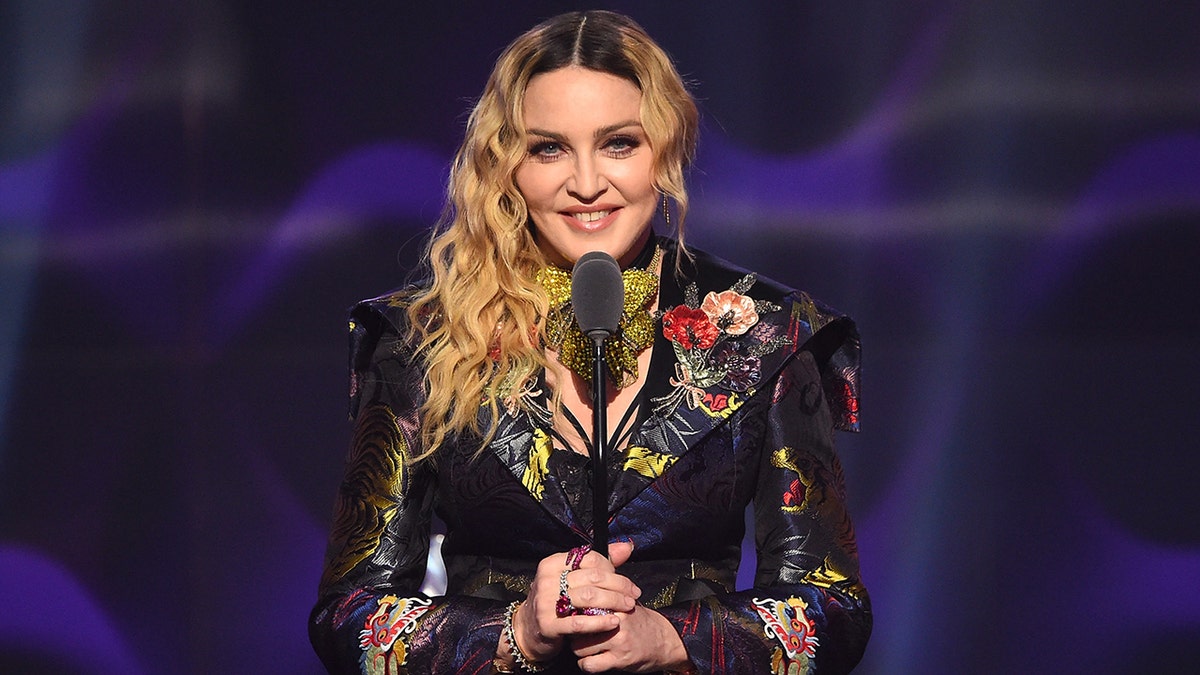 Madonna poses with her 6 kids on Italian vacation